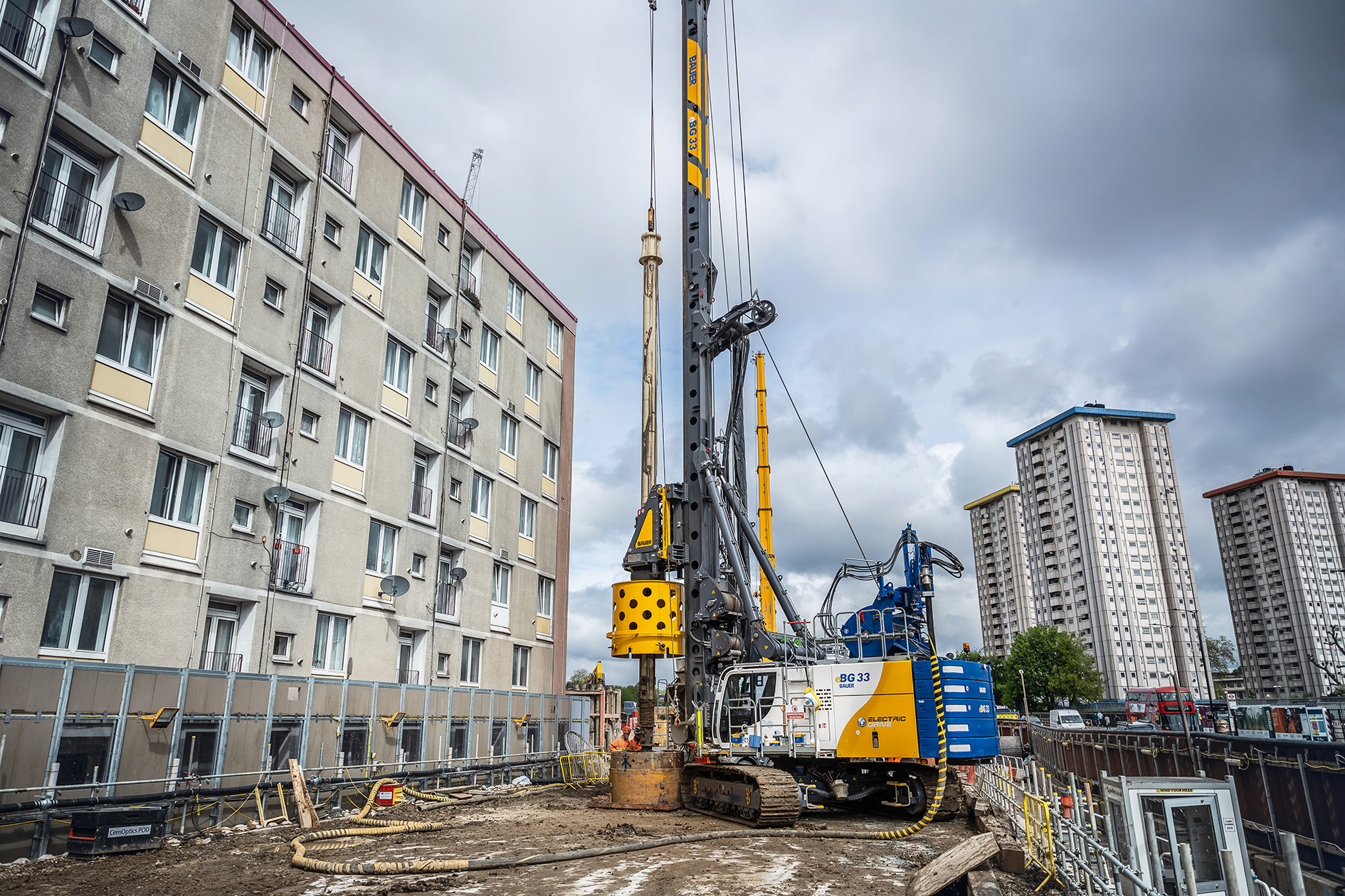 Gracias a las máquinas eléctricas e híbridas de Bauer Maschinen se pueden reducir considerablemente las emisiones locales en las obras de construcción de ingeniería civil especializada.Gracias a las máquinas eléctricas e híbridas de Bauer Maschinen se pueden reducir considerablemente las emisiones locales en las obras de construcción de ingeniería civil especializada.