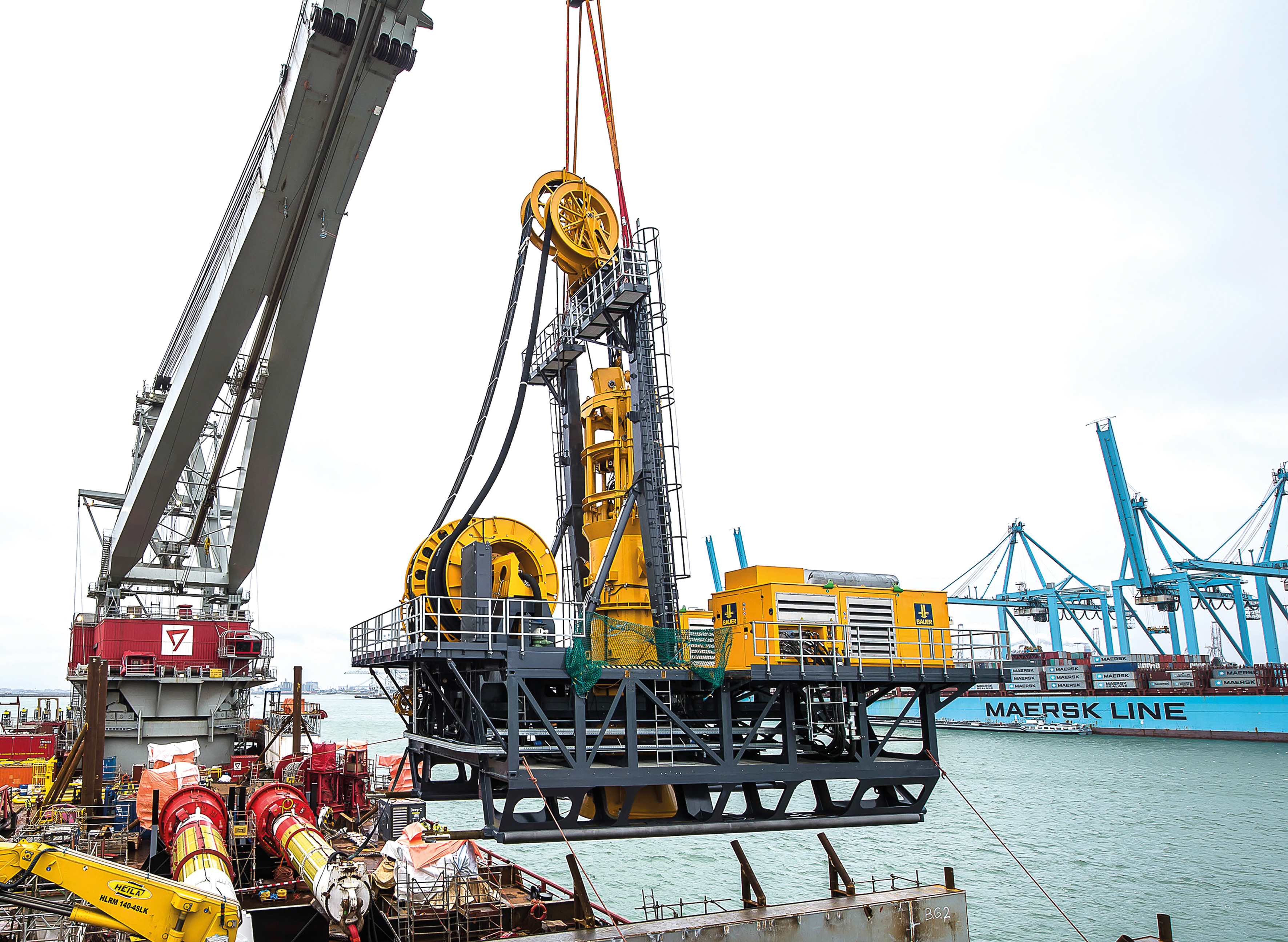 Mit dem BAUER Dive Drill lassen sich wirtschaftlich und effizient Unterwasser-Pfähle herstellen. 