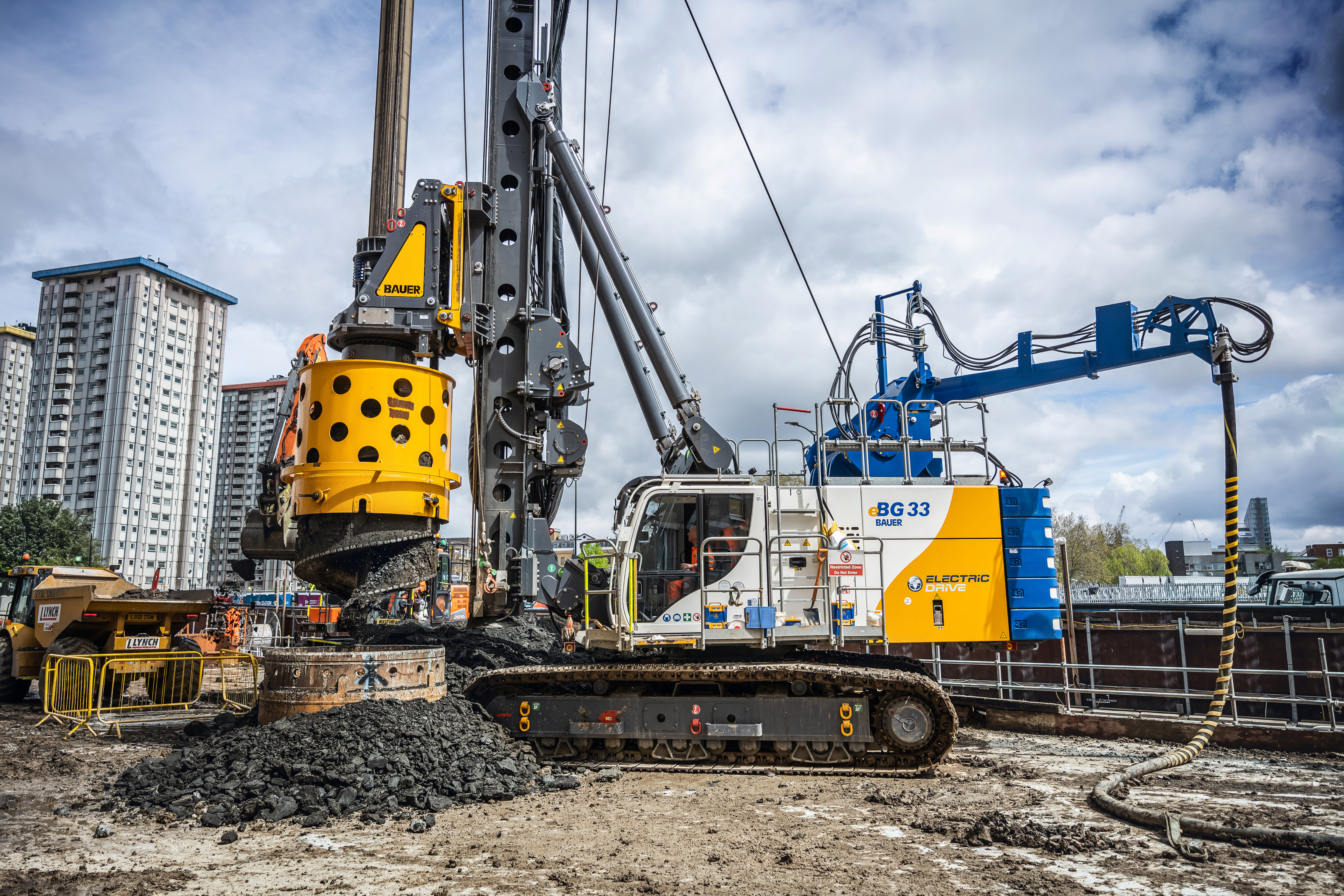 The multifunctional Bauer drilling rig eBG 33 all electric has a maximum system capacity of 420 kW.    