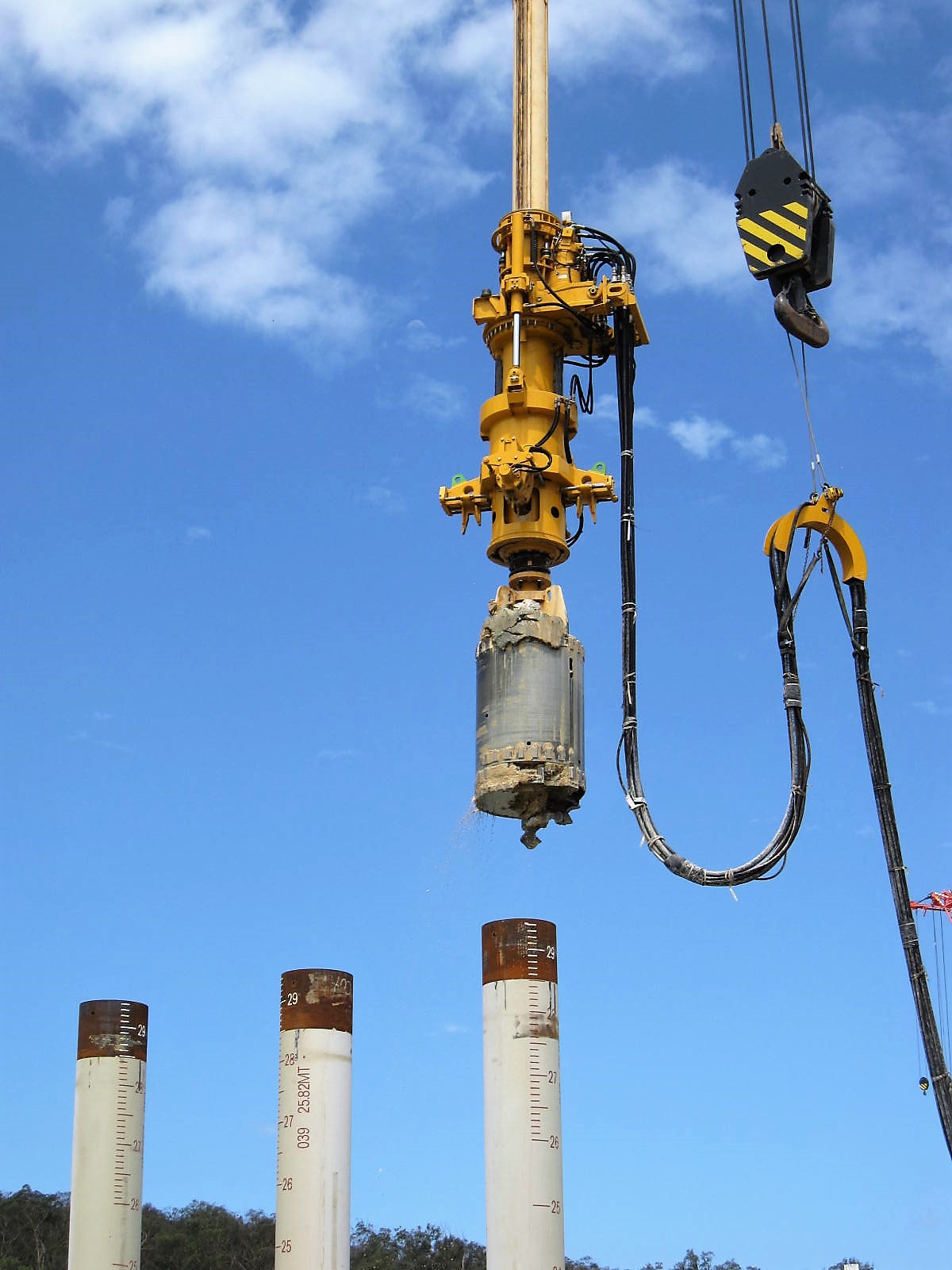 The Fly Drill drilling rig is mounted on steel pipes. It is used when drilling needs to be carried out for flat offshore foundation systems using the Kelly drilling method.