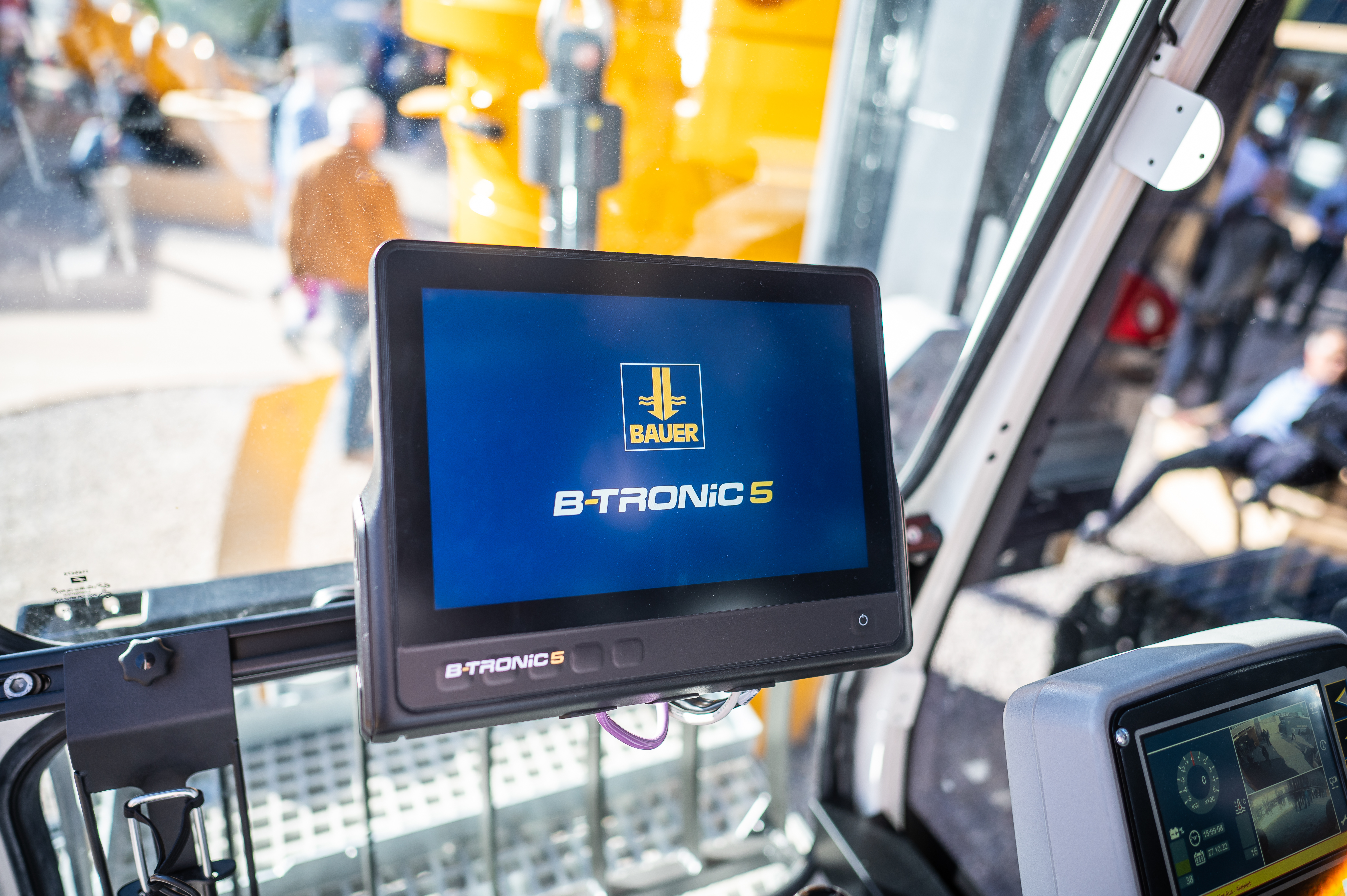 Sensors and data analytics tools in Bauer machines enable real-time data collection and analysis.