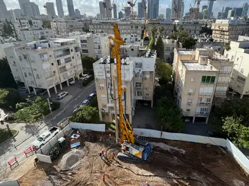 The multifunctional BG 28 H Bauer drilling rig on a BT 85 base carrier 